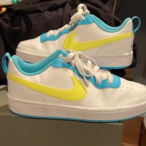 Nike boys Court Borough size 7